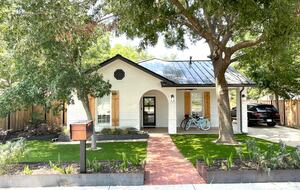 The Lone Star Bungalow - Georgetown, Texas
