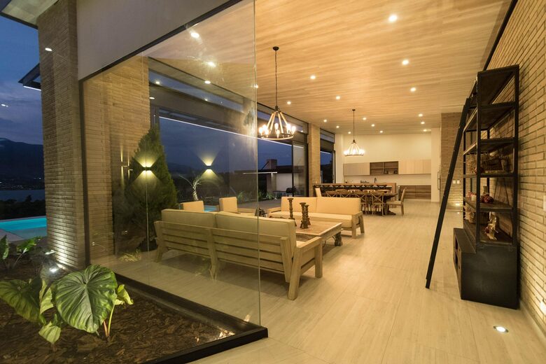 Exquisite Modern Villa with Panoramic Lake Views - Calima, Colombia