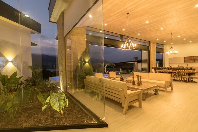 Exquisite Modern Villa with Panoramic Lake Views - Calima, Colombia