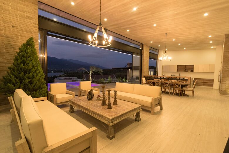 Exquisite Modern Villa with Panoramic Lake Views - Calima, Colombia