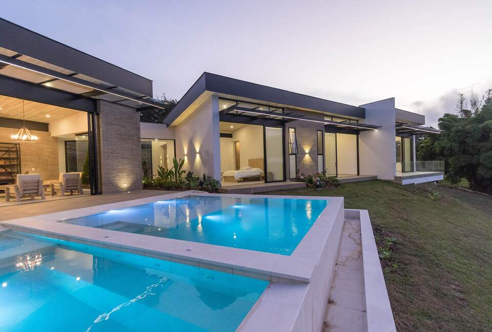 Exquisite Modern Villa with Panoramic Lake Views - Calima, Colombia