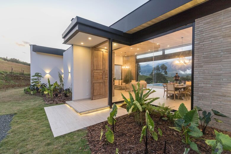 Exquisite Modern Villa with Panoramic Lake Views - Calima, Colombia