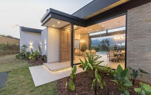 Exquisita villa moderna con vistas panorámicas al lago - Calima, Colombia