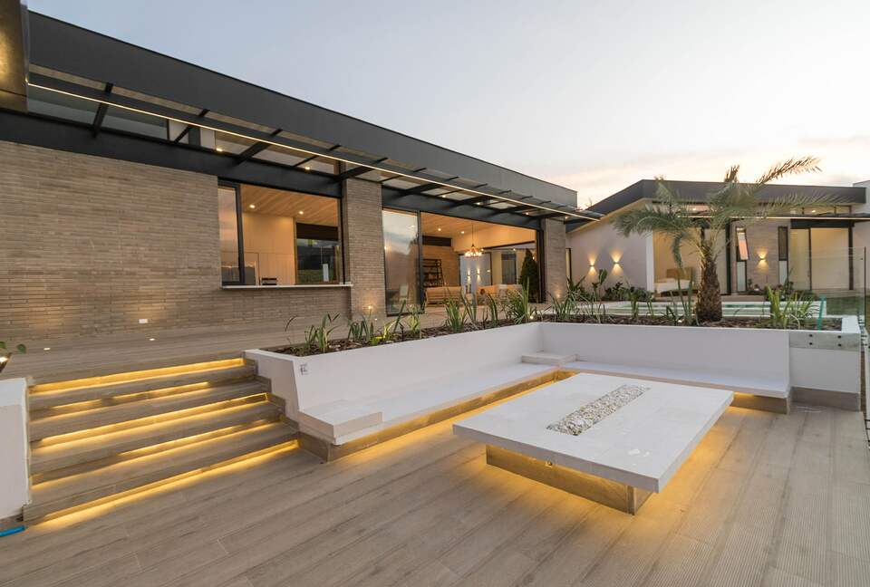 Exquisite Modern Villa with Panoramic Lake Views - Calima, Colombia