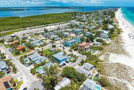 Anna Maria Island Escape | Steps to the Beach - Holmes Beach, Florida