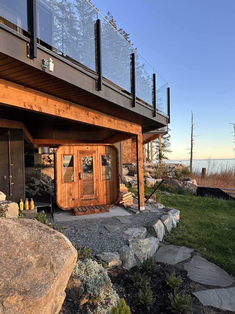 Sauna and outdoor shower (with hot water)
