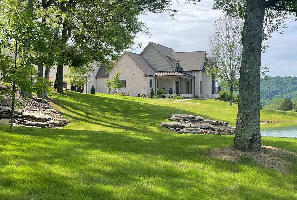 Sprawling 10-Acre Retreat in Scenic Ardmore - Ardmore, Tennessee