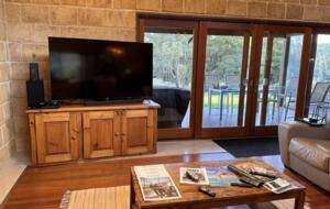 Coralwood Cottage inmitten einer Landschaft mit einheimischen Pflanzen – Nord-Bornholm, Australien