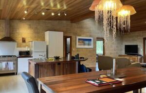 Coralwood Cottage inmitten einer Landschaft mit einheimischen Pflanzen – Nord-Bornholm, Australien