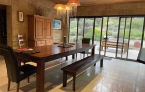Coralwood Cottage inmitten einer Landschaft mit einheimischen Pflanzen – Nord-Bornholm, Australien