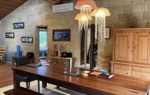 Coralwood Cottage inmitten einer Landschaft mit einheimischen Pflanzen – Nord-Bornholm, Australien