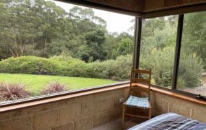 Coralwood Cottage inmitten einer Landschaft mit einheimischen Pflanzen – Nord-Bornholm, Australien