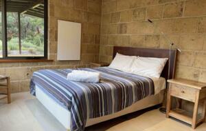 Coralwood Cottage inmitten einer Landschaft mit einheimischen Pflanzen – Nord-Bornholm, Australien