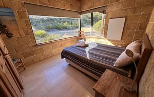 Coralwood Cottage inmitten einer Landschaft mit einheimischen Pflanzen – Nord-Bornholm, Australien