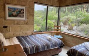 Coralwood Cottage inmitten einer Landschaft mit einheimischen Pflanzen – Nord-Bornholm, Australien