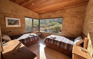 Coralwood Cottage inmitten einer Landschaft mit einheimischen Pflanzen – Nord-Bornholm, Australien