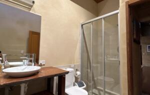 Coralwood Cottage inmitten einer Landschaft mit einheimischen Pflanzen – Nord-Bornholm, Australien