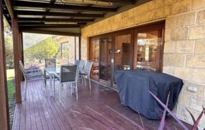 Coralwood Cottage inmitten einer Landschaft mit einheimischen Pflanzen – Nord-Bornholm, Australien