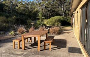 Coralwood Cottage inmitten einer Landschaft mit einheimischen Pflanzen – Nord-Bornholm, Australien