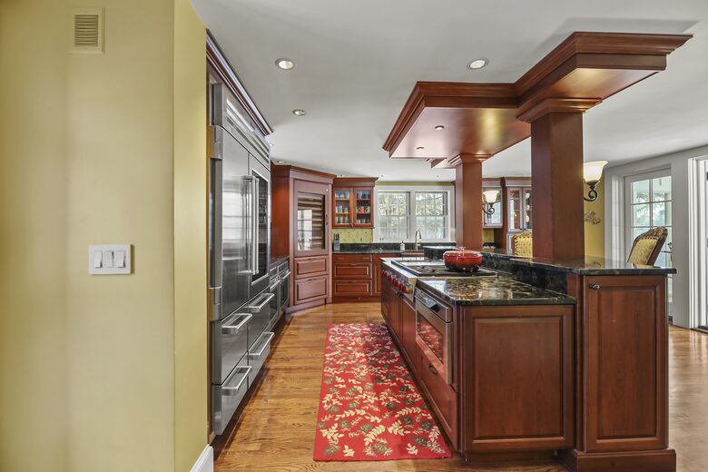 Luxury Berkshire Country Estate on 21 Acres - Pittsfield, Massachusetts
