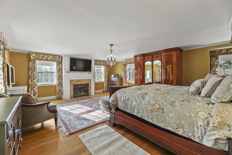 Luxury Berkshire Country Estate on 21 Acres - Pittsfield, Massachusetts