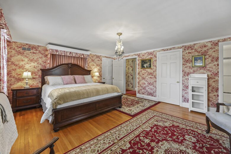 Luxury Berkshire Country Estate on 21 Acres - Pittsfield, Massachusetts