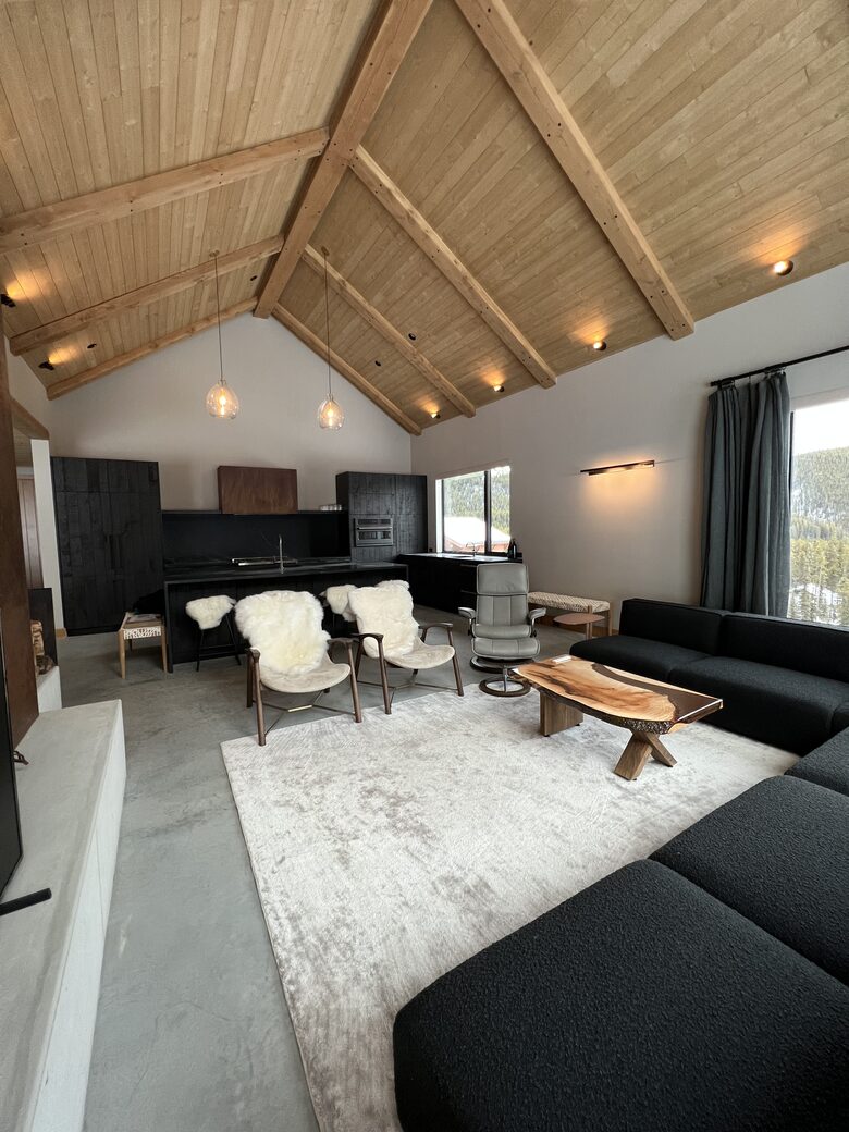 Ski In /Ski Out Modern Chalet - Penticton, Canada