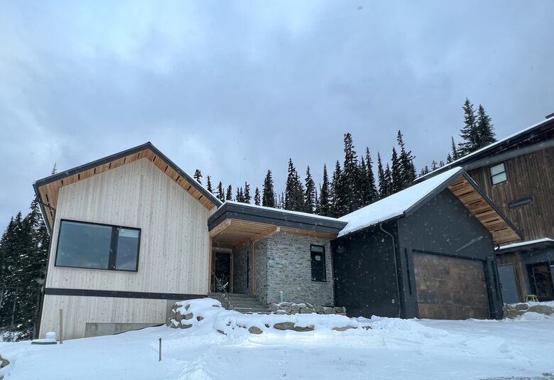 Ski In /Ski Out Modern Chalet - Penticton, Canada
