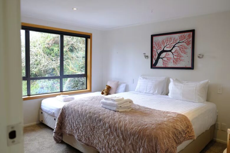 That Wanaka Tree House | BEST Lake Front Location - Wānaka, New Zealand