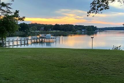 Charming Waterfront Cottage with Pickleball Court - Gloucester, Virginia
