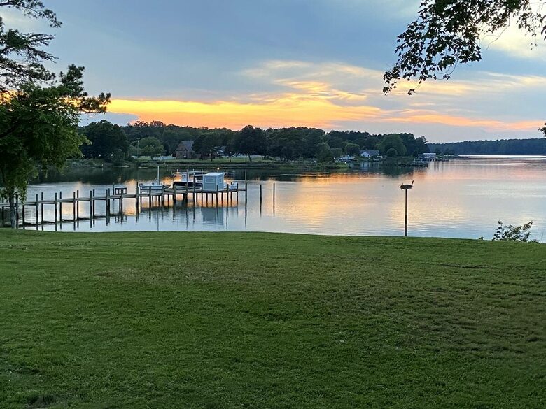 Charming Waterfront Cottage with Pickleball Court - Gloucester, Virginia