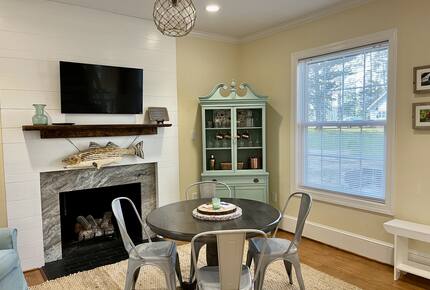Charming Waterfront Cottage with Pickleball Court - Gloucester, Virginia