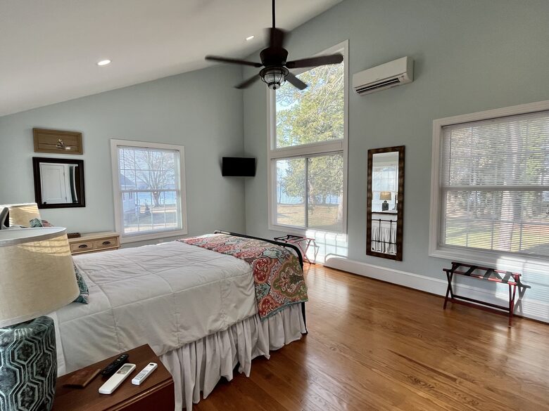 Charming Waterfront Cottage with Pickleball Court - Gloucester, Virginia