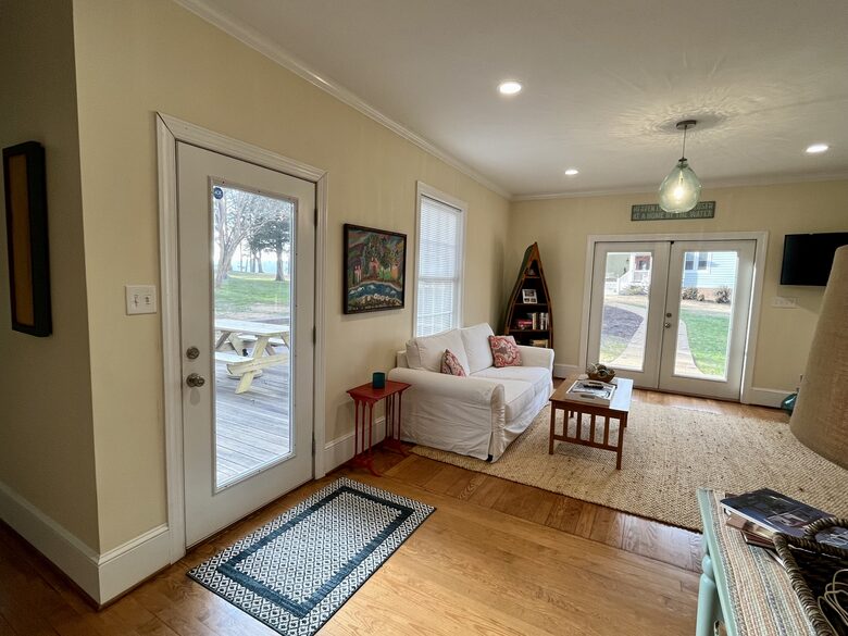 Charming Waterfront Cottage with Pickleball Court - Gloucester, Virginia
