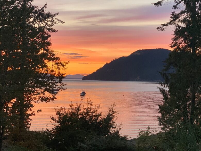 Waterfront Garden Guest House with Stunning Sunsets - Mayne Island, Canada