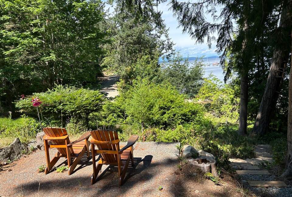 Waterfront Garden Guest House with Stunning Sunsets - Mayne Island, Canada