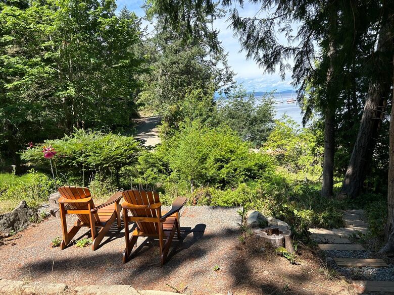 Waterfront Garden Guest House with Stunning Sunsets - Mayne Island, Canada