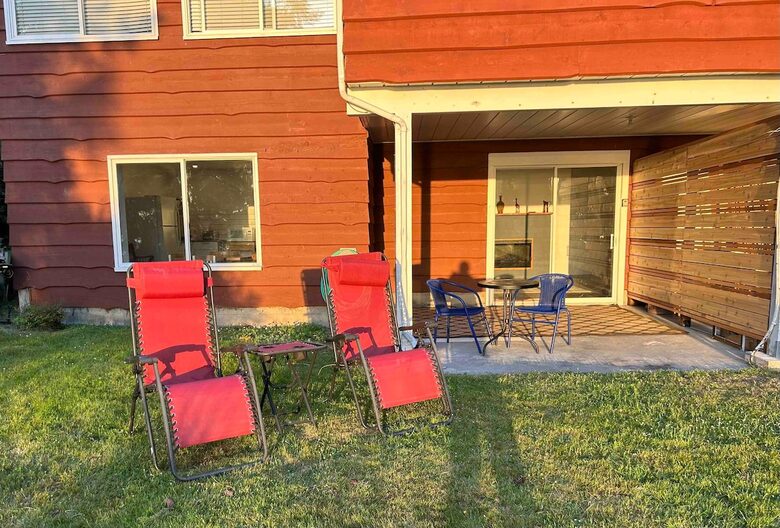 Waterfront Garden Guest House with Stunning Sunsets - Mayne Island, Canada