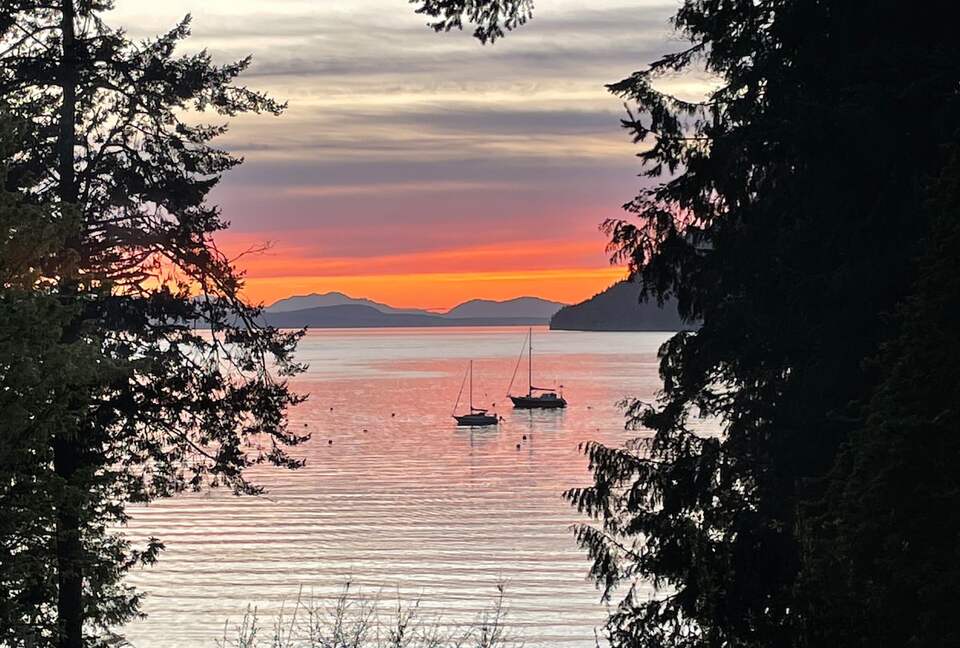 Waterfront Garden Guest House with Stunning Sunsets - Mayne Island, Canada