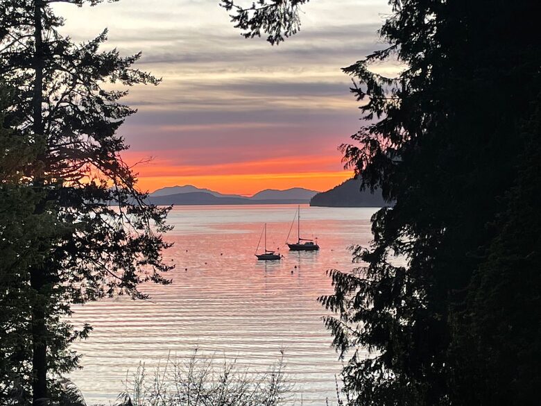 Waterfront Garden Guest House with Stunning Sunsets - Mayne Island, Canada