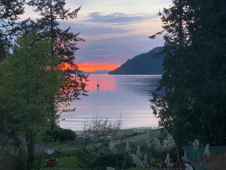 Waterfront Garden Guest House with Stunning Sunsets - Mayne Island, Canada