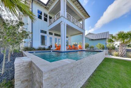 Waterfront Haven with Private Pool and Dock - Rockport, Texas
