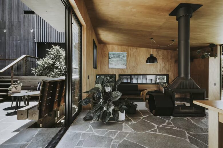 Banksia House | A Coastal Retreat of Natural Elegance - Kings Beach, Australia