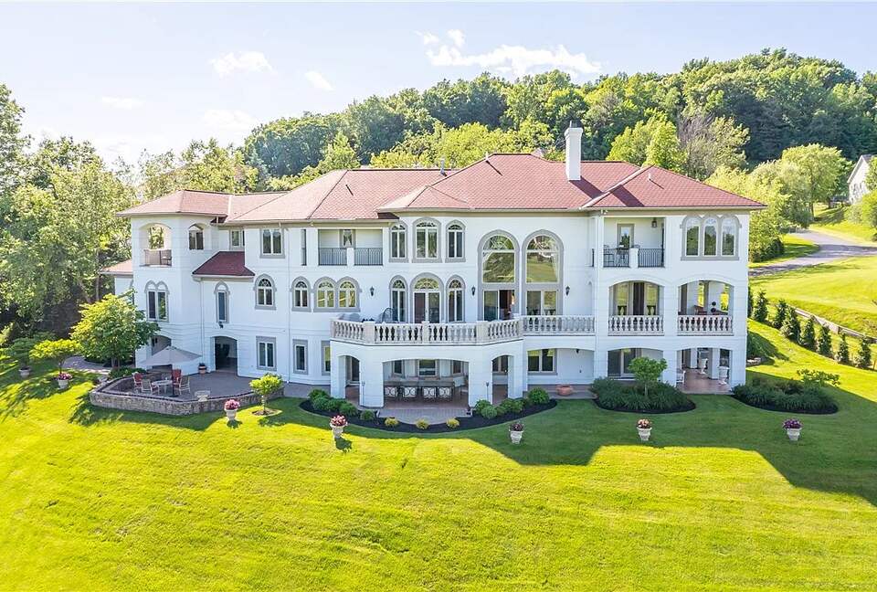 Spacious Finger Lakes Estate with Premier Amenities - Victor, New York