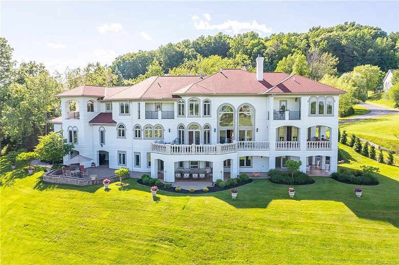 Spacious Finger Lakes Estate with Premier Amenities - Victor, New York