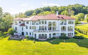 Spacious Finger Lakes Estate with Premier Amenities - Victor, New York