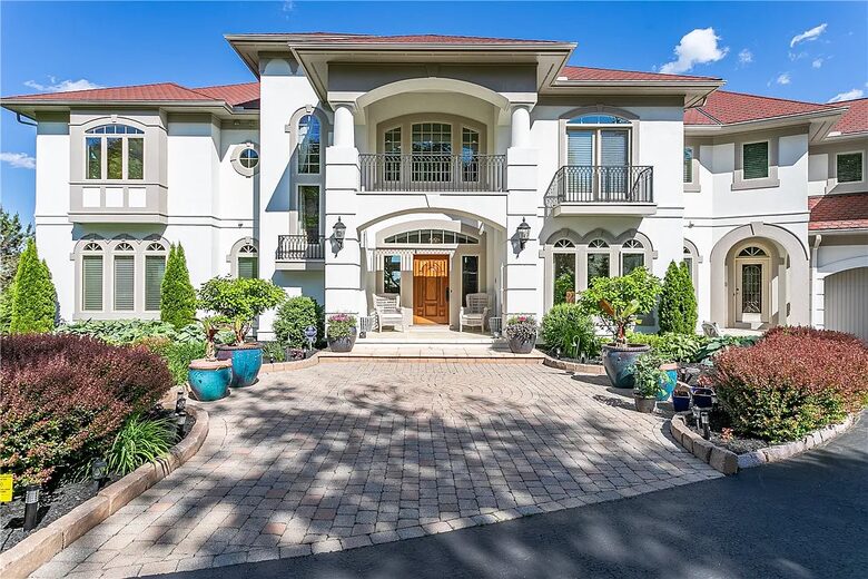 Spacious Finger Lakes Estate with Premier Amenities - Victor, New York