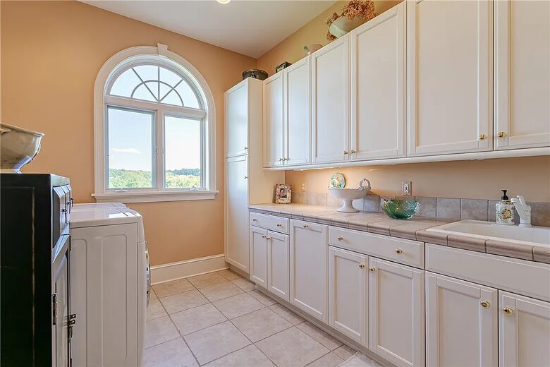 Spacious Finger Lakes Estate with Premier Amenities - Victor, New York