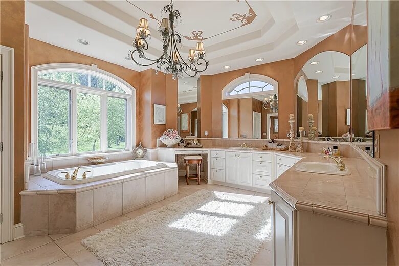 Spacious Finger Lakes Estate with Premier Amenities - Victor, New York