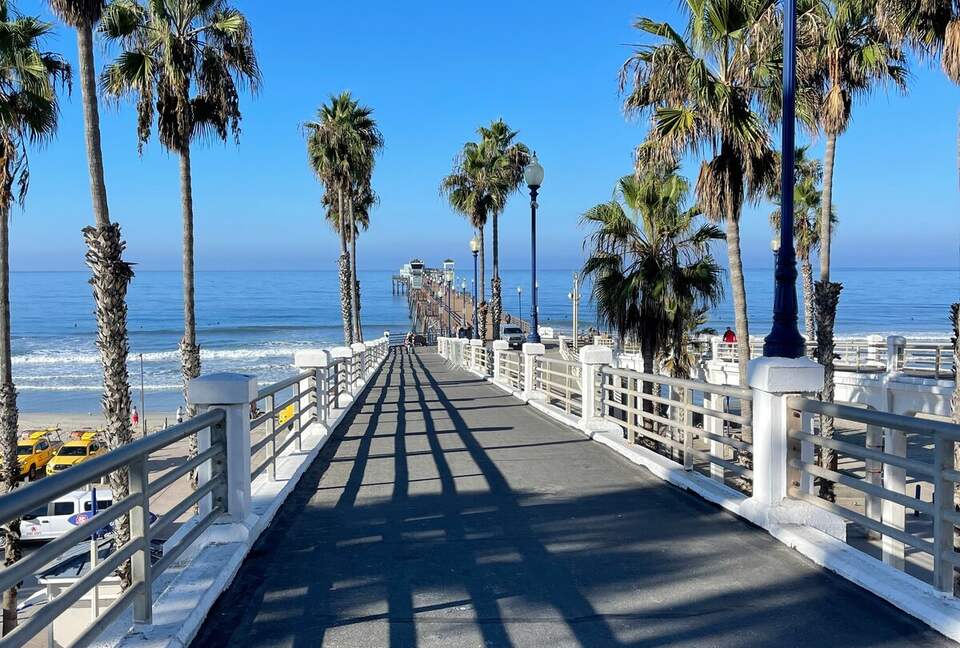 Cozy Oceanfront Getaway | Steps to the Beach - Oceanside, California